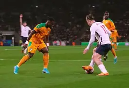 比赛场面激烈，球员们奋力冲刺至最后