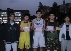 比赛场面激烈，球员们奋力冲刺至最后